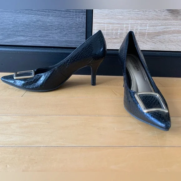 Elegant 2.5” heels - Picture 2 of 4